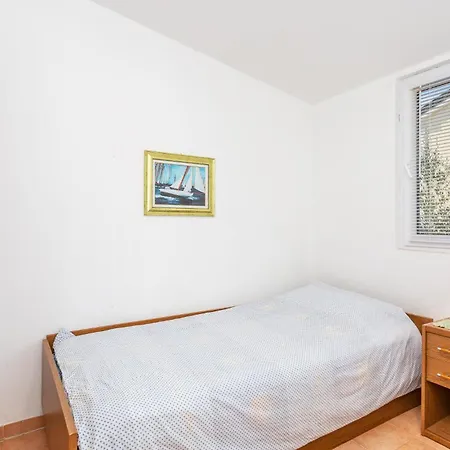 1 Bedroom Beautiful In Διαμέρισμα Linardići
